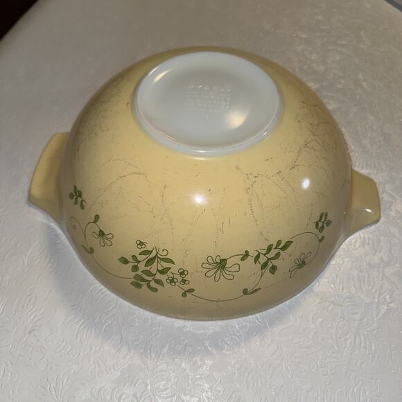 Vintage Pyrex Shenandoah Cinderella Nesting Mixing Bowl Largest 444 Yellow - Picture 1 of 9